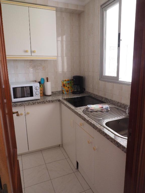 Kuchyň nebo kuchyňský kout v ubytování Apartamentos Intercentro Algarrobo-Costa APARTAMENTOS TURÍSTICOS -INMOBILIARIA