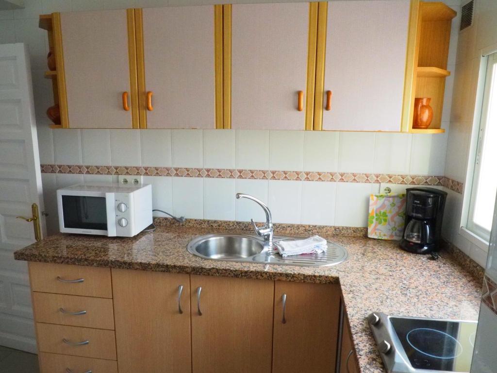 Kuchyň nebo kuchyňský kout v ubytování Apartamentos Intercentro Algarrobo-Costa APARTAMENTOS TURÍSTICOS -INMOBILIARIA