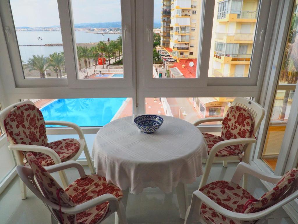 Bazén v ubytování Apartamentos Intercentro Algarrobo-Costa APARTAMENTOS TURÍSTICOS -INMOBILIARIA nebo v jeho okolí