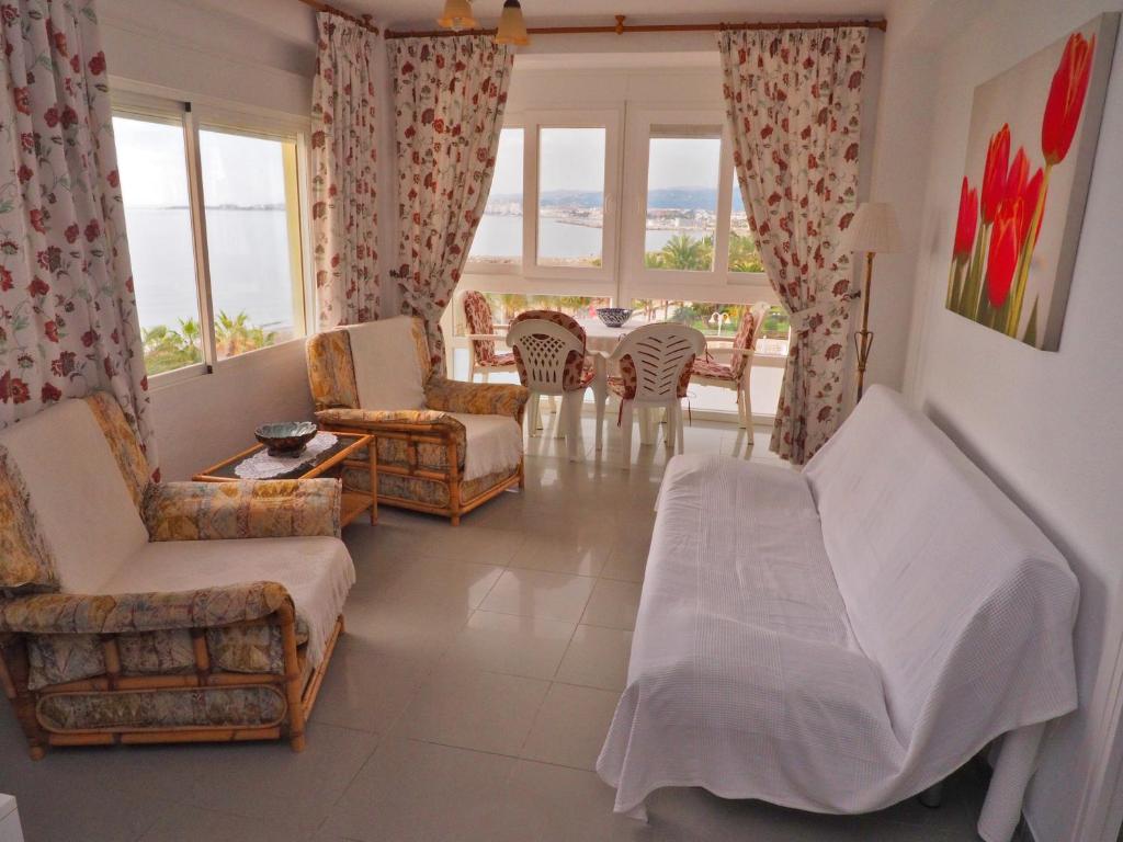 Posezení v ubytování Apartamentos Intercentro Algarrobo-Costa APARTAMENTOS TURÍSTICOS -INMOBILIARIA