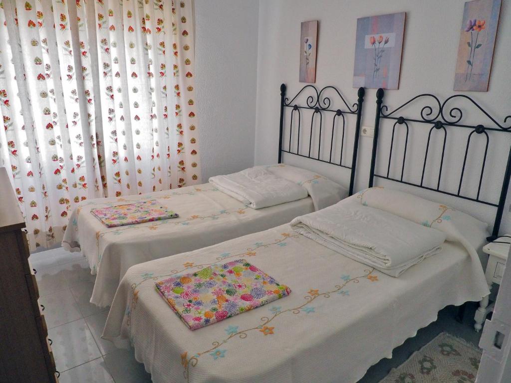 Postel nebo postele na pokoji v ubytování Apartamentos Intercentro Algarrobo-Costa APARTAMENTOS TURÍSTICOS -INMOBILIARIA