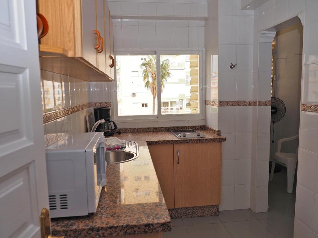 Kuchyň nebo kuchyňský kout v ubytování Apartamentos Intercentro Algarrobo-Costa APARTAMENTOS TURÍSTICOS -INMOBILIARIA