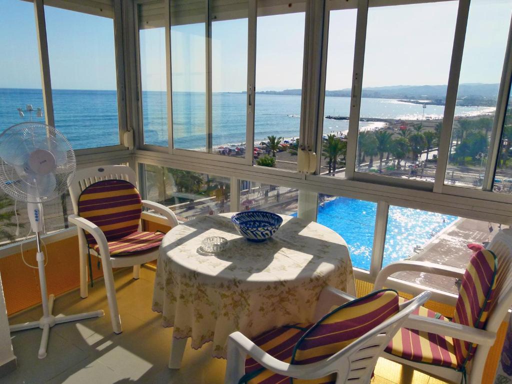 Bazén v ubytování Apartamentos Intercentro Algarrobo-Costa APARTAMENTOS TURÍSTICOS -INMOBILIARIA nebo v jeho okolí
