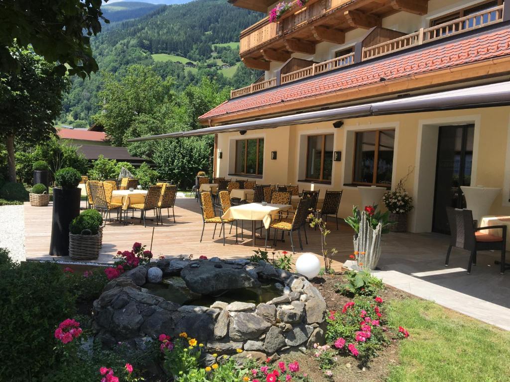 Nespecifikovaný výhled na hory nebo výhled na hory při pohledu z hotelu