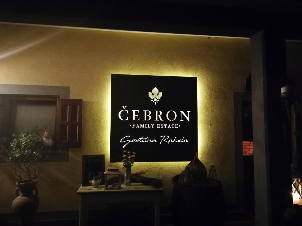 Certifikát, hodnocení, plakát nebo jiný dokument vystavený v ubytování ČEBRON FAMILY ESTATE
