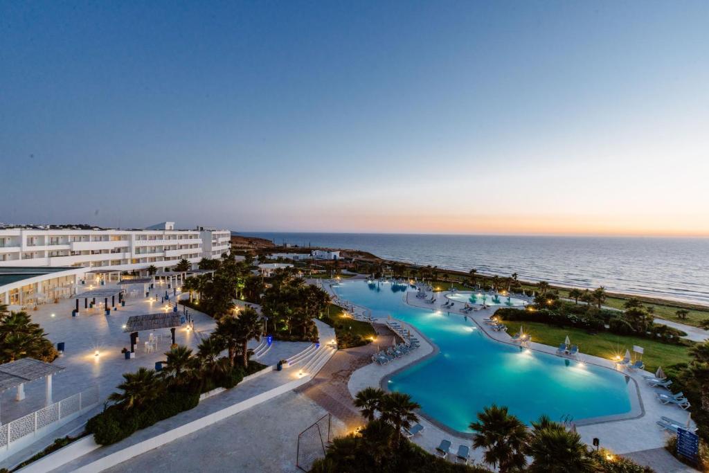 Bazén v ubytování Lixus Beach Resort - All In nebo v jeho okolí