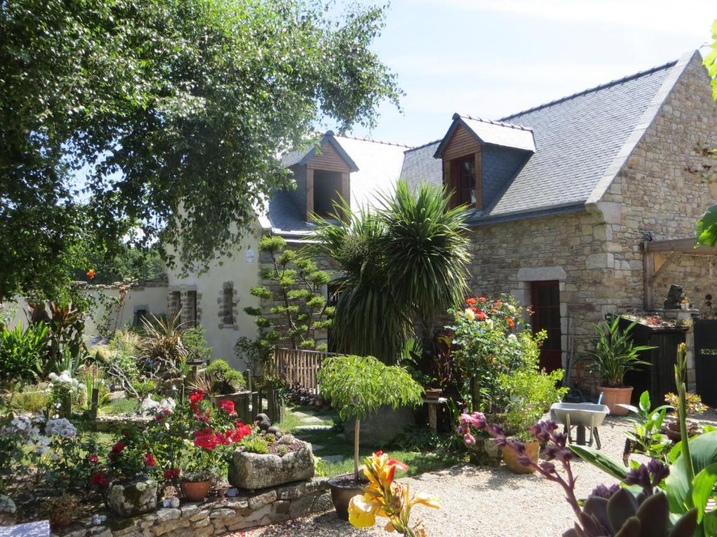 einen Garten vor einem Haus mit Pflanzen in der Unterkunft Gite Esprit du Monde in Kervignac