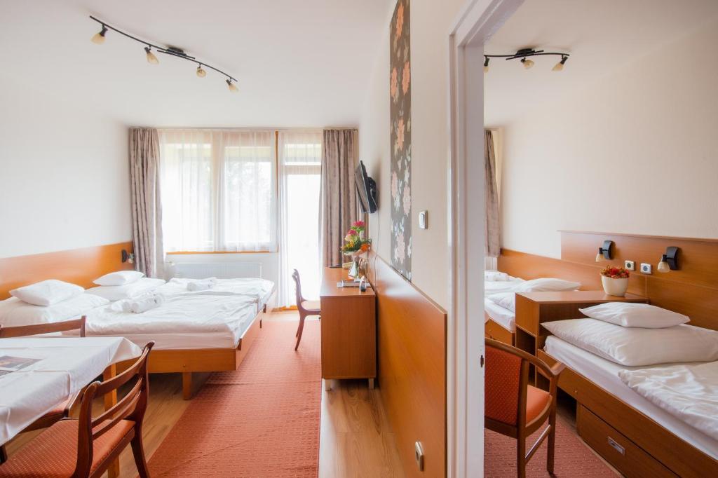 Łóżko lub łóżka w pokoju w obiekcie Apartman Hotel