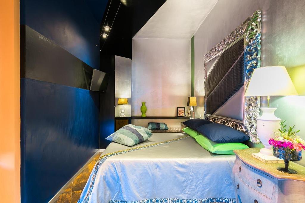 Una cama o camas en una habitación de Appartamenti MarcoAurelio49