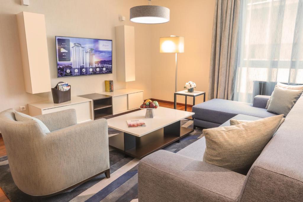 TV a/nebo společenská místnost v ubytování Bosmal Arjaan by Rotana