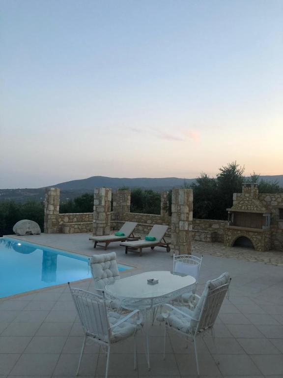 Basen w obiekcie Onirozo Koroni Private Villa lub w pobliżu