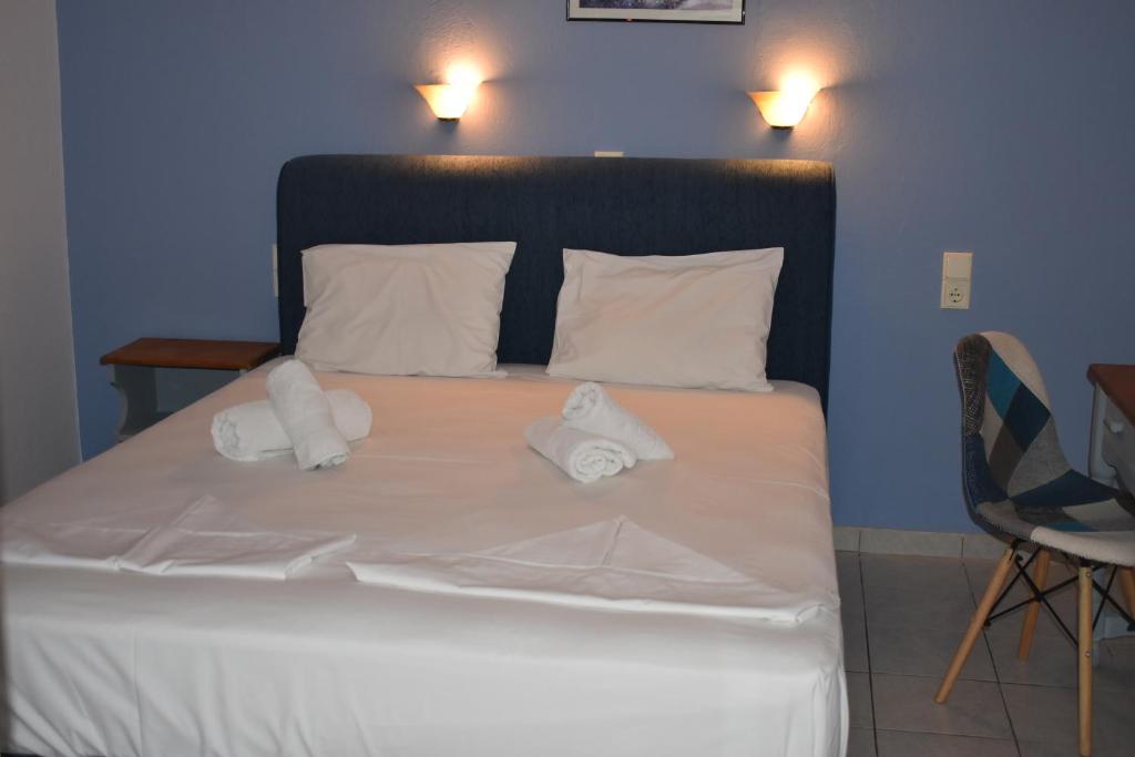 Christina Studios & Apartments - 7