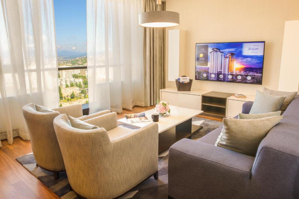 TV a/nebo společenská místnost v ubytování Bosmal Arjaan by Rotana