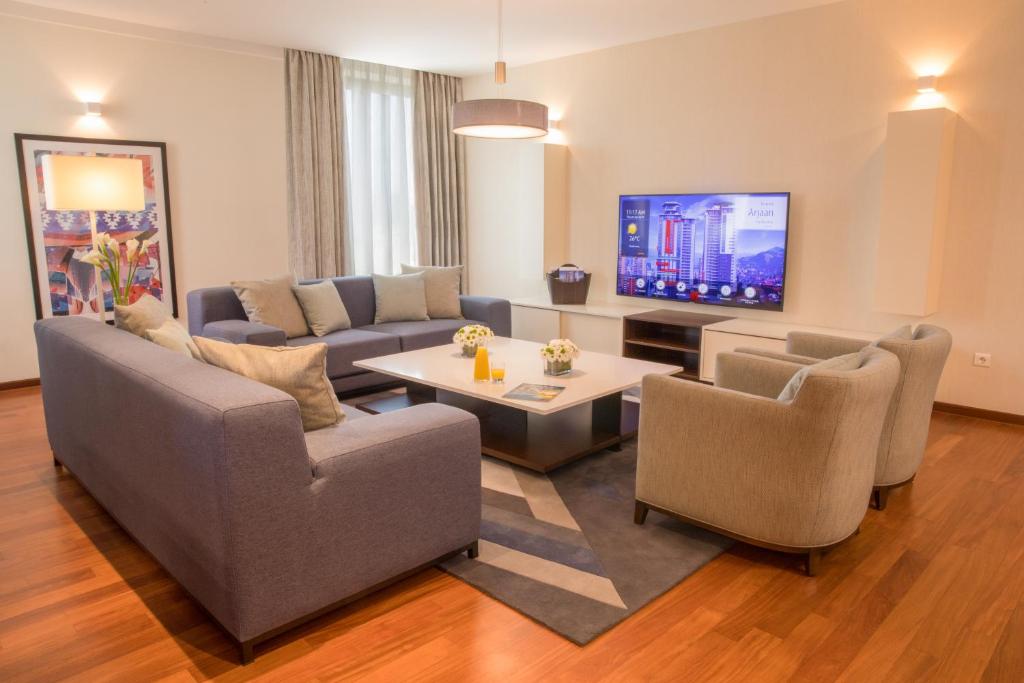 TV a/nebo společenská místnost v ubytování Bosmal Arjaan by Rotana