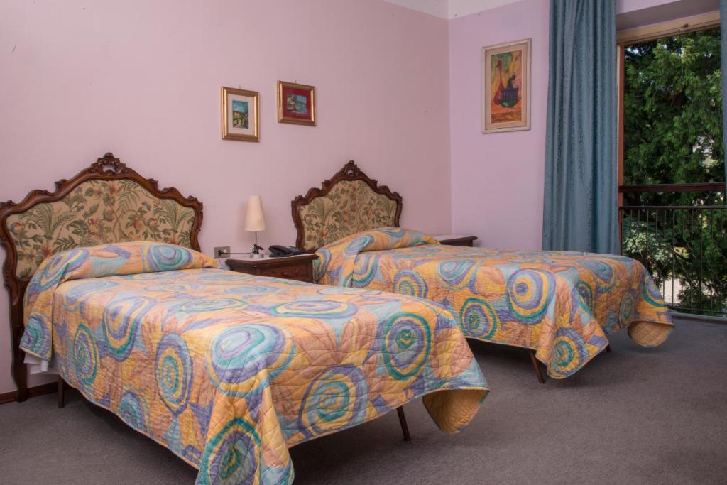 Postel nebo postele na pokoji v ubytování Hotel Florida