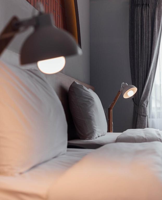 Postel nebo postele na pokoji v ubytování Clay Hotel Udonthani