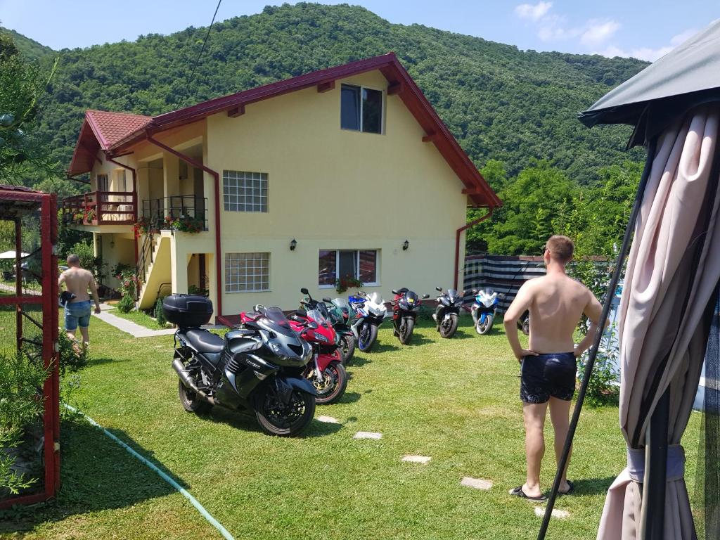 Nespecifikovaný výhled na hory nebo výhled na hory při pohledu z prázdninového domu