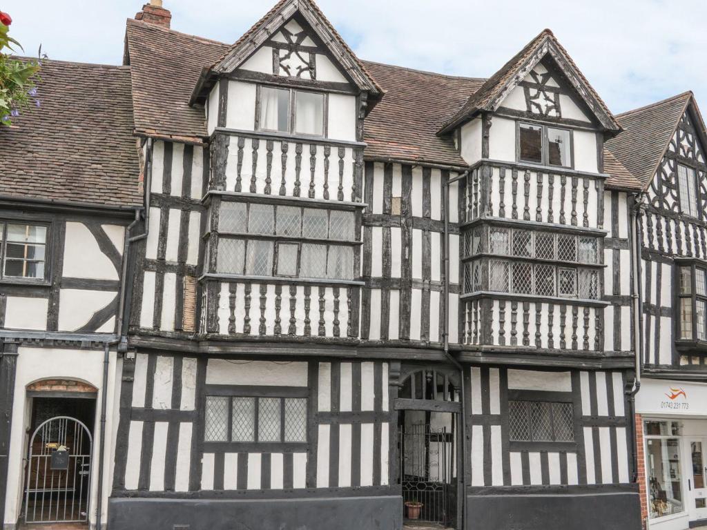 un antiguo edificio en la ciudad de Oxford en Severn Tudor House, en Shrewsbury