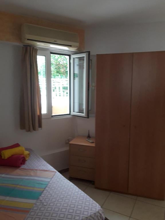 Łóżko lub łóżka w pokoju w obiekcie Ground Floor Studio Galini