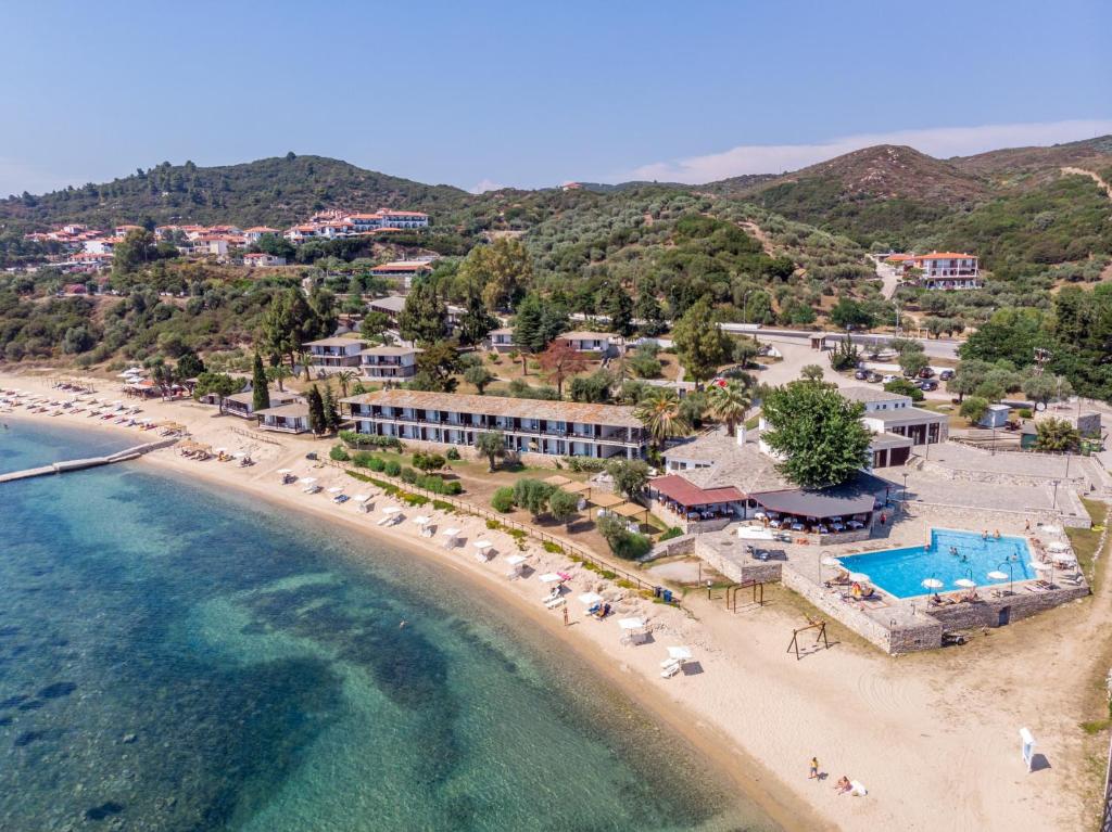 una vista aérea de una playa con un complejo en Xenia Ouranoupolis, en Ouranoupoli