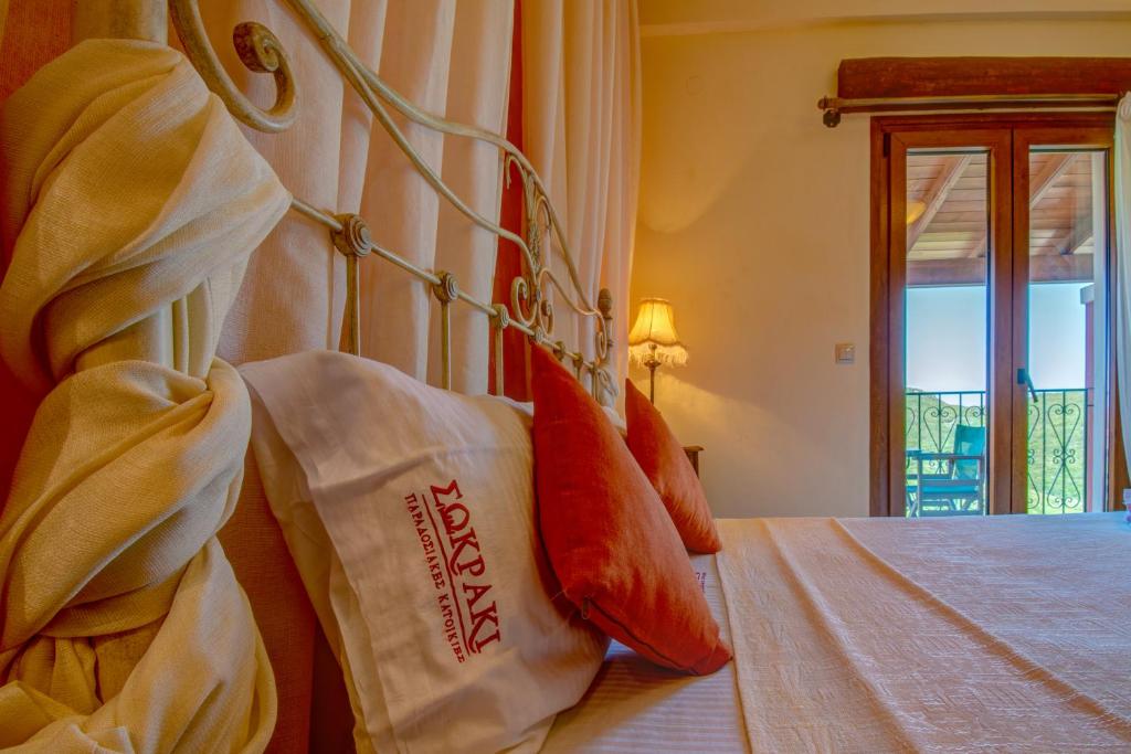 Postel nebo postele na pokoji v ubytování Corfu Sokraki Villas