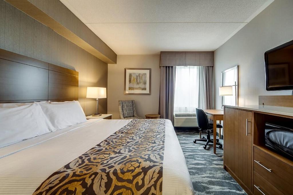 Postel nebo postele na pokoji v ubytování Monte Carlo Inn Brampton