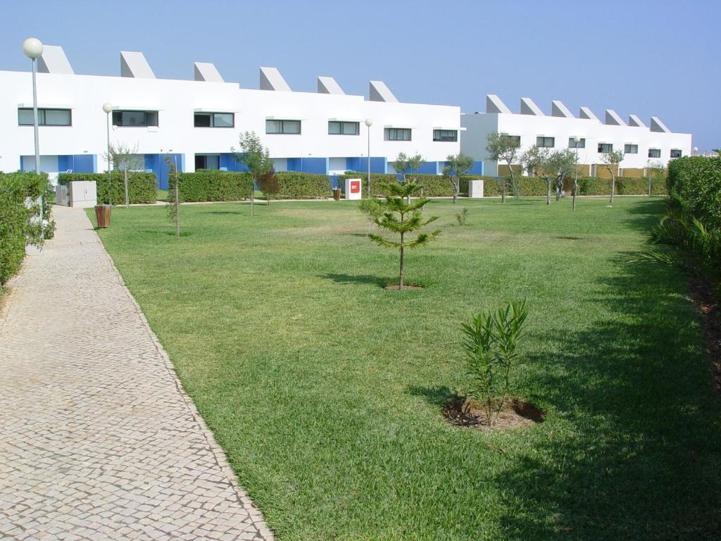 رزرو هتل، Quinta Das Figueirinhas و Quintinha Village، آژانس مسافرتی آسمان سپید