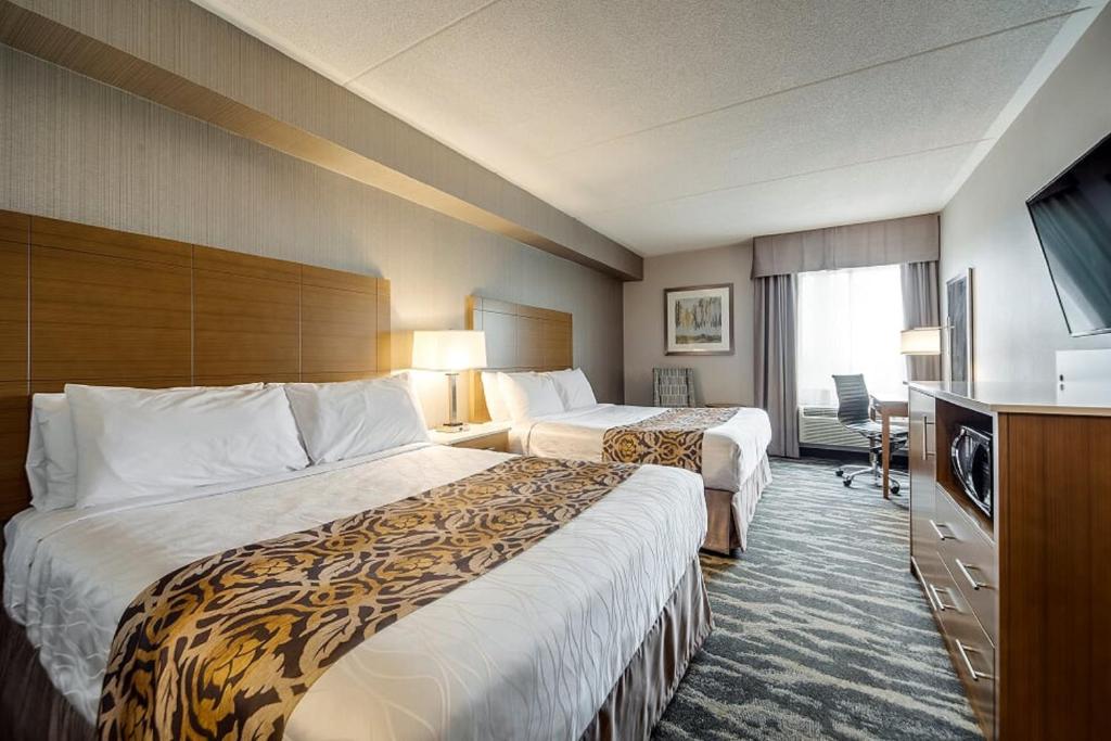 Postel nebo postele na pokoji v ubytování Monte Carlo Inn Brampton