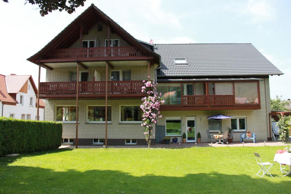 a large house with a balcony and a yard at Ferienquartier Waldblick in Lügde