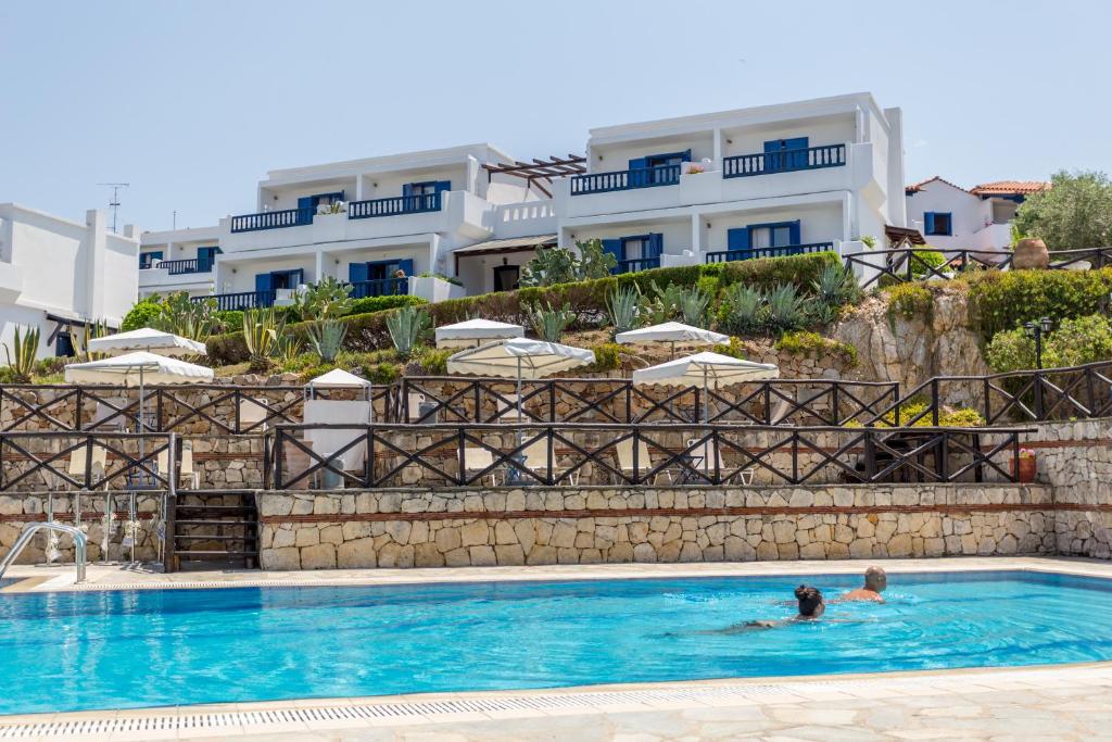 Bazén v ubytování Agionissi Resort nebo v jeho okolí