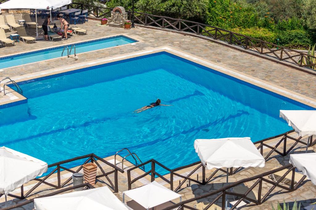 Bazén v ubytování Agionissi Resort nebo v jeho okolí