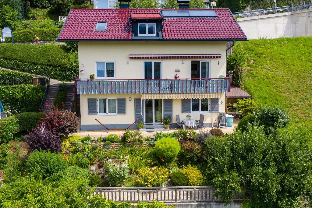 ミルシュタットにあるFerienwohnung Energie Oaseの赤屋根の家