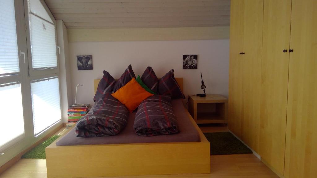 un letto con cuscini sopra di Bed and Breakfast 24 a Stein am Rhein