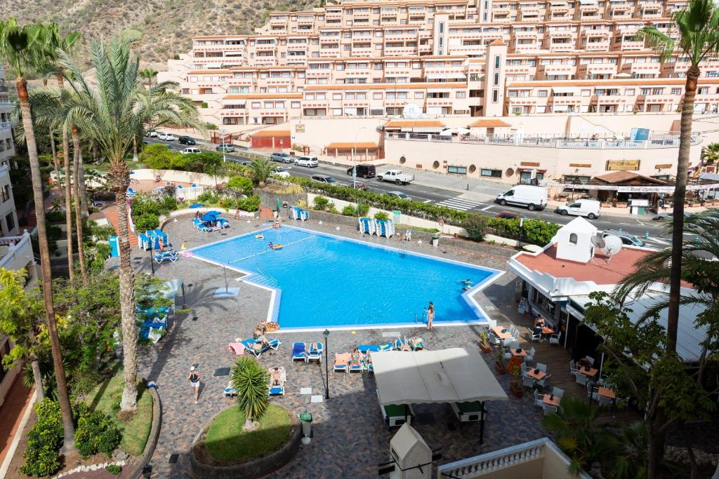 an overhead view of a swimming pool with a large building at Tropic Apartments en Castle harbour in Los Cristianos