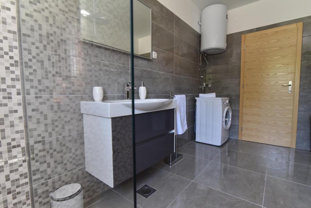 Kúpeľňa v ubytovaní Villa Village Idylle with heated pool, sauna, jacuzzy and private parking