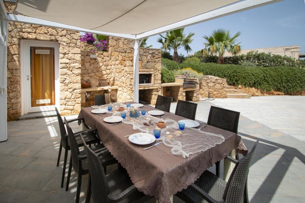 stół z płytami i okularami na patio w obiekcie Villa Afrodite | Luxury Villa and Pool w mieście Custonaci
