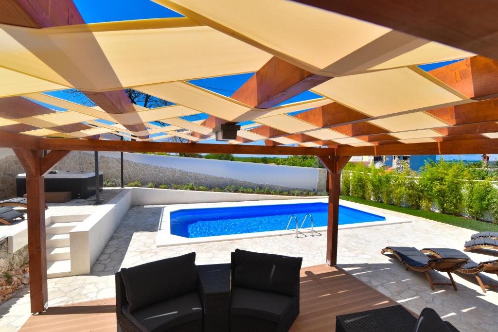 Bazén v ubytovaní Villa Village Idylle with heated pool, sauna, jacuzzy and private parking alebo v jeho blízkosti