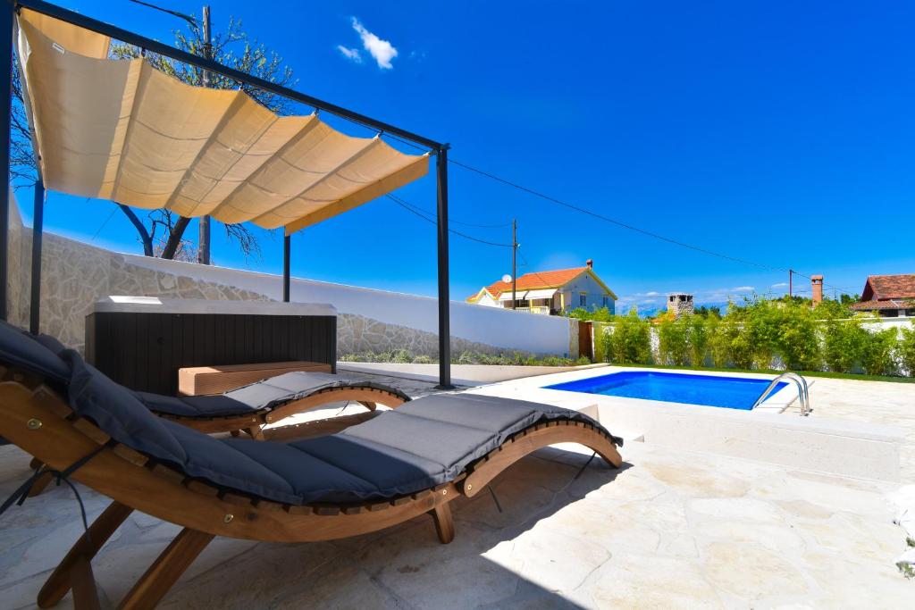 Bazén v ubytovaní Villa Village Idylle with heated pool, sauna, jacuzzy and private parking alebo v jeho blízkosti