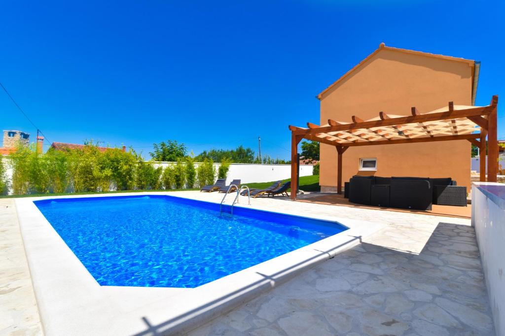 Bazén v ubytovaní Villa Village Idylle with heated pool, sauna, jacuzzy and private parking alebo v jeho blízkosti