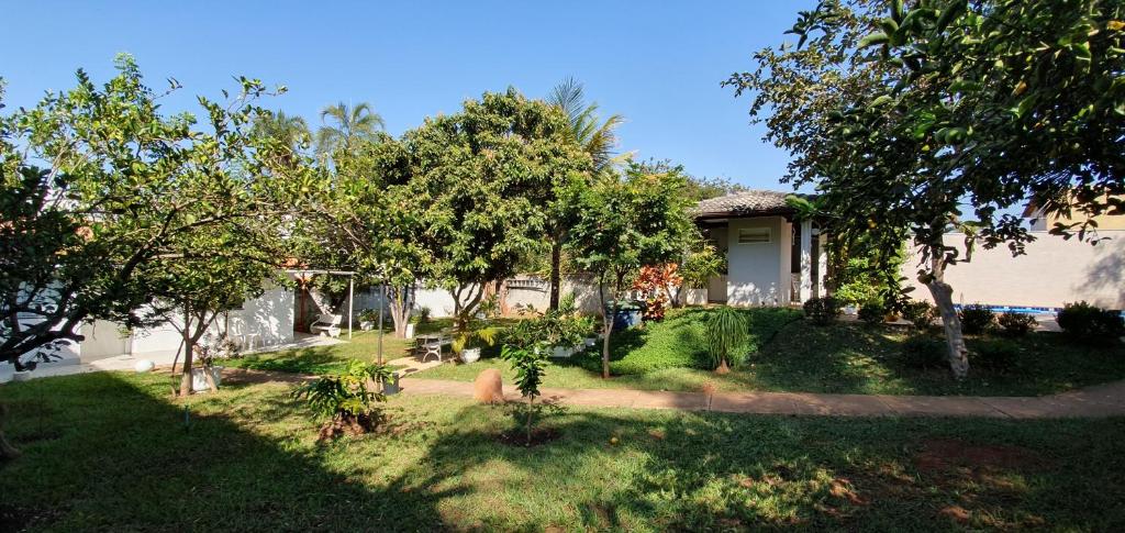 una casa con un patio con árboles y césped en Alt House Qi 02 Lago Norte, en Brasilia