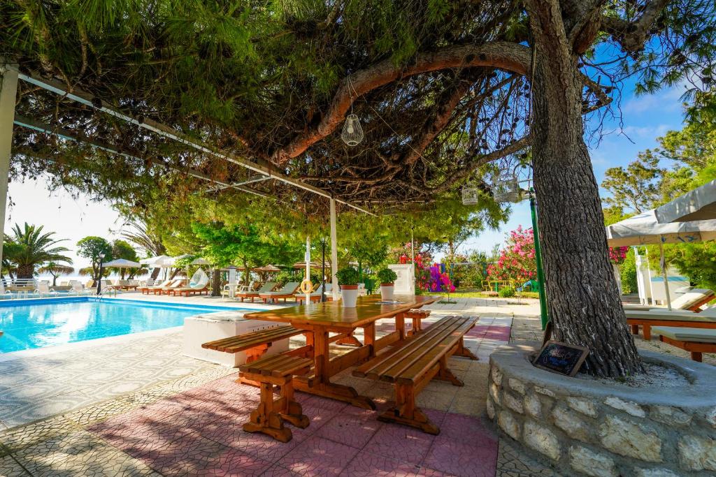 Bazén v ubytování Hotel Summery nebo v jeho okolí