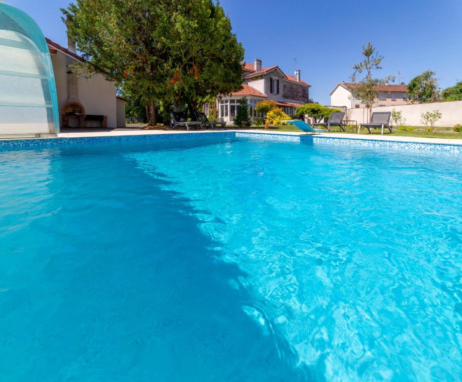 Puisieulx的住宿－La Ressourçante，蓝色海水大型游泳池