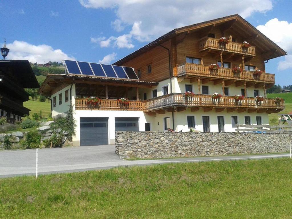 una casa con techo con paneles solares en Grossummerstall en Mittersill