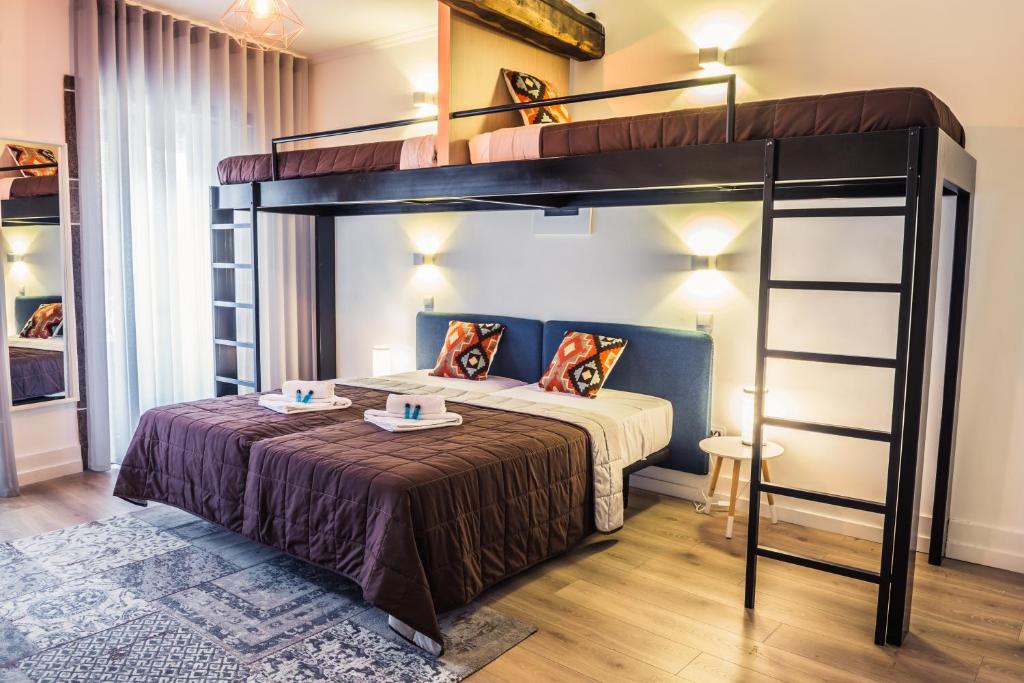 A bunk bed or bunk beds in a room at In Barcelos Hostel & Guest House