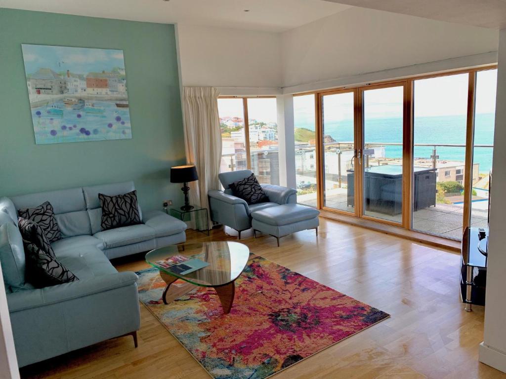 - un salon avec un canapé et une table dans l'établissement 4-bedroom Penthouse - Fistral Beach, à Newquay