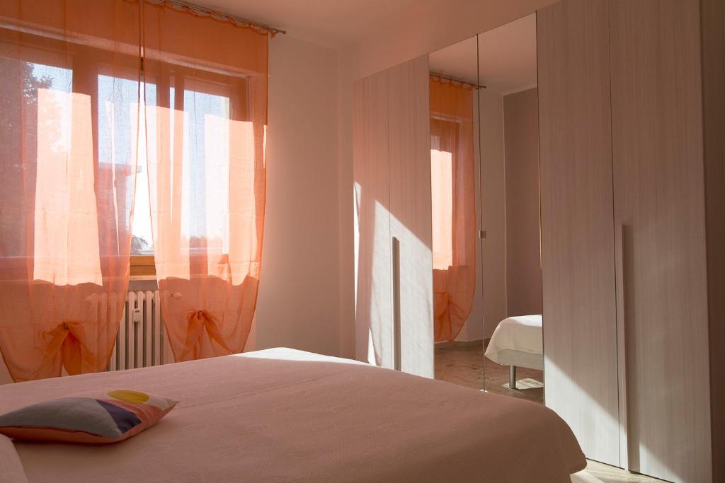 ein Schlafzimmer mit einem Bett und einem großen Fenster in der Unterkunft Grande Bilocale in Alessandria