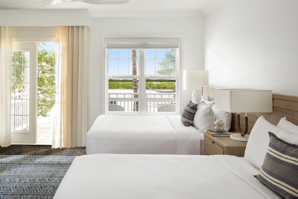 Ein Bett oder Betten in einem Zimmer der Unterkunft Parrot Key Hotel &amp; Villas