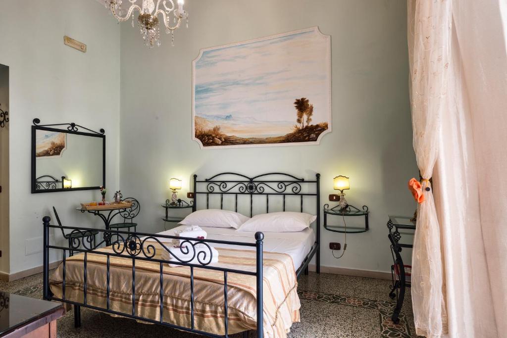 1 dormitorio con 1 cama y una pintura en la pared en B&B Art Suite Principe Umberto, en Nápoles