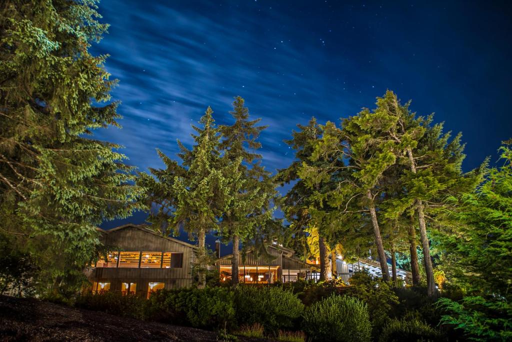 una casa de noche con árboles en Salishan Coastal Lodge en Lincoln City