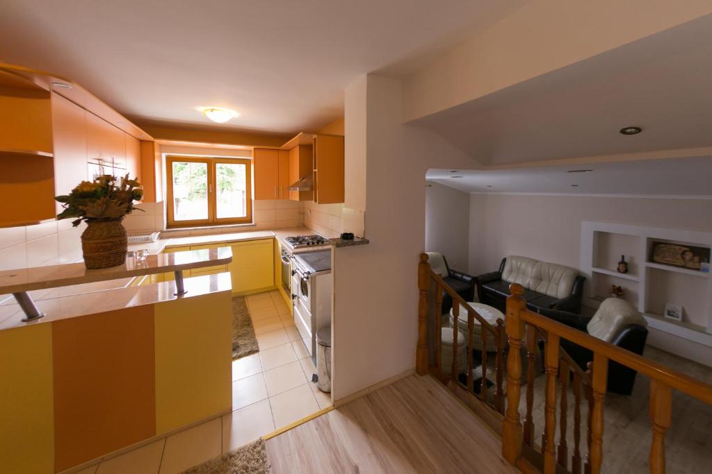 Kuchyňa alebo kuchynka v ubytovaní Apartmani Ruza
